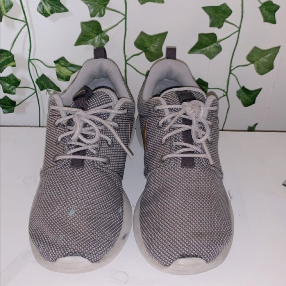 size 7 Nike shoes